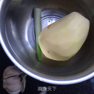 老干妈炒土豆丝的做法步骤：1