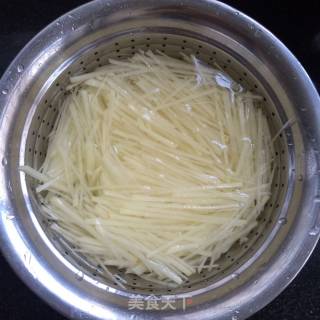 老干妈炒土豆丝的做法步骤：2