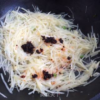 老干妈炒土豆丝的做法步骤：5