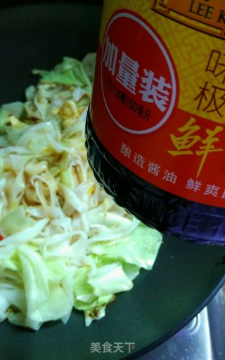 包菜炒河粉的做法步骤：5