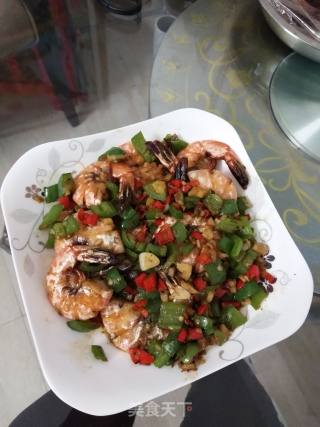 青椒油焖虾的做法步骤：1