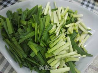 鸡蛋香干炒韭菜的做法步骤：1
