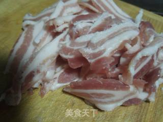 蒜苗炒肉的做法步骤：2