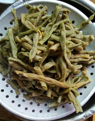 腌豆角炒腊肉的做法步骤：4