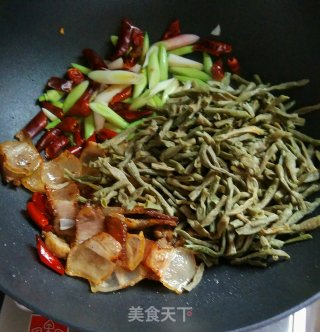 腌豆角炒腊肉的做法步骤：7