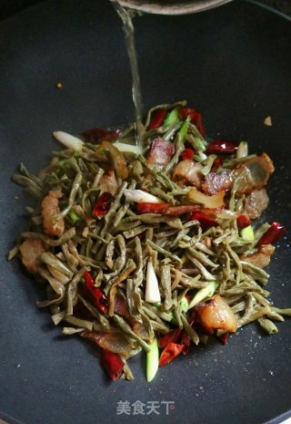 腌豆角炒腊肉的做法步骤：8