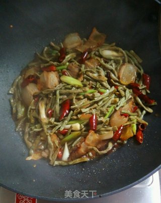 腌豆角炒腊肉的做法步骤：9