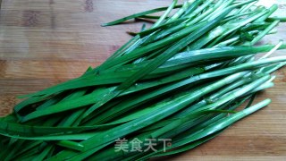 清炒韭菜的做法步骤：1