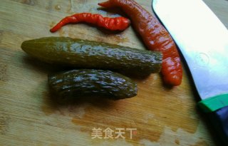 开胃酸辣酸黄瓜骨汤米粉的做法步骤：1