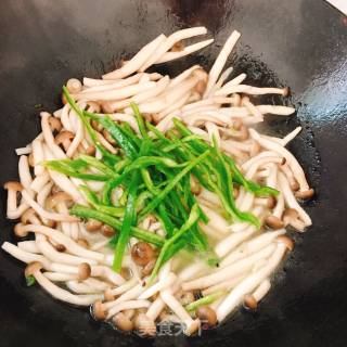 青椒炒蘑菇的做法步骤：5