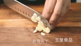 板栗烧鸡翅的做法步骤：1