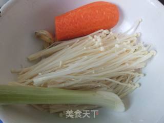 团圆菜-胡萝卜炒金针菇的做法步骤：1