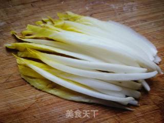 #团圆饭#蒜蓉辣酱拌玉兰菜的做法步骤：2
