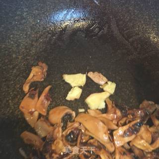 墨鱼干板栗煲鸡的做法步骤：2