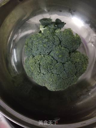 西蓝花炒里脊的做法步骤：1