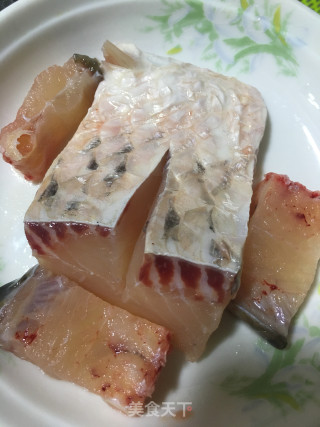 一鱼两吃之炸菜蒸鱼腩的做法步骤：1