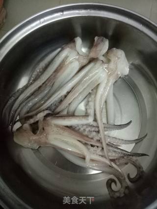 蒜薹炒鱿鱼头的做法步骤：1