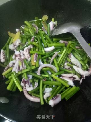 蒜薹炒鱿鱼头的做法步骤：6