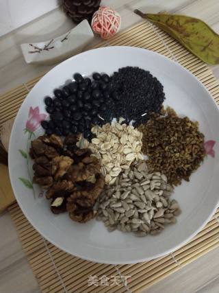 核桃芝麻黑豆浆的做法步骤：1