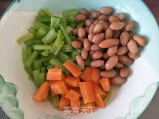 胡萝卜花生米拌芹菜的做法步骤：5