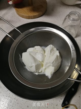 媲美芝士蛋糕的——酸奶戚风蛋糕的做法步骤：2