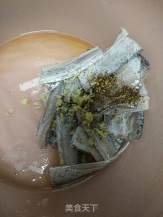 香炸带鱼的做法步骤：2