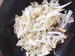豆腐泡丸子炖白菜的做法步骤：3