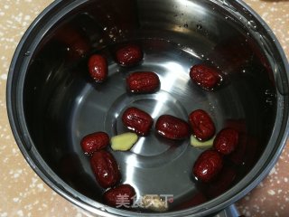 红枣鸡蛋糖水的做法步骤：2