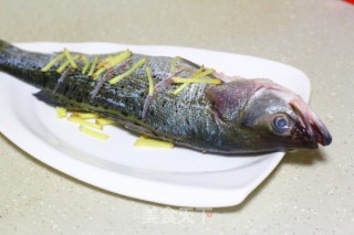 清蒸海鲈鱼的做法步骤：2