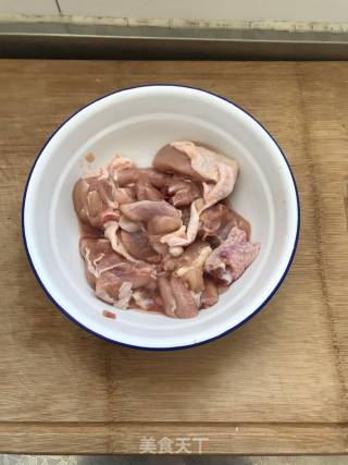 香菇烧鸡块的做法步骤：2