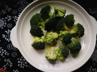 #团圆饭#西兰花拌金针菇的做法步骤：1
