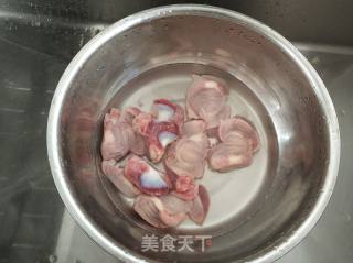 爆炒鸡胗的做法步骤：1