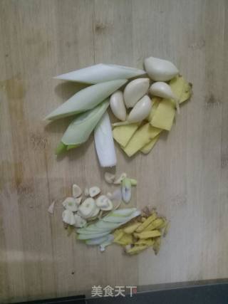 猪尾炖莲藕的做法步骤：3