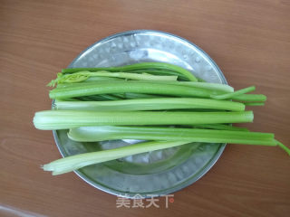 元蘑炒芹菜的做法步骤：3