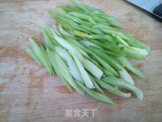 元蘑炒芹菜的做法步骤：4