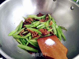 元蘑炒芹菜的做法步骤：9