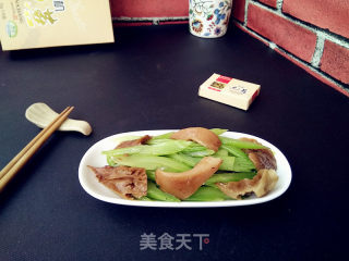 元蘑炒芹菜的做法步骤：10