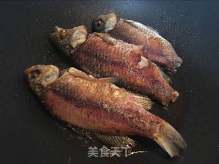 红烧鲫鱼的做法步骤：2