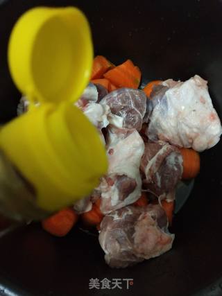 胡萝卜筒骨汤的做法步骤：5