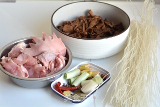 小鸡蘑菇炖粉条的做法步骤：1