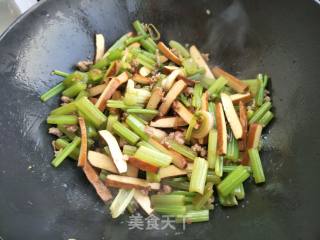 肉末芹菜炒香干的做法步骤：7