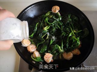 菠菜炒虾仁的做法步骤：6