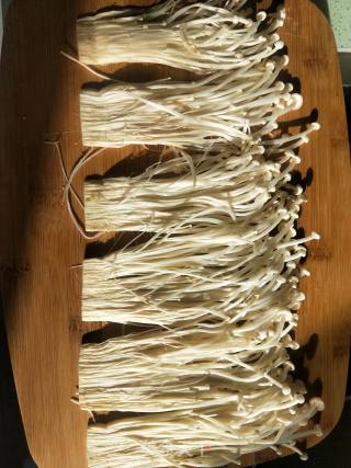 电饼铛烤金针菇的做法步骤：1