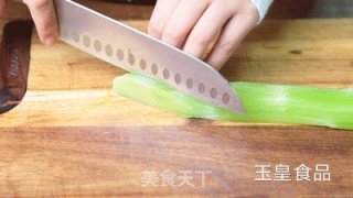 炝拌莴笋的做法步骤：1