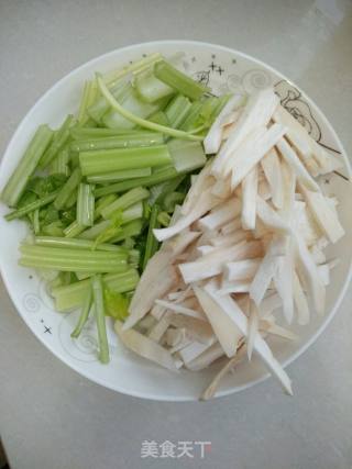 杏鲍菇炒芹菜的做法步骤：2
