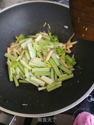 杏鲍菇炒芹菜的做法步骤：9