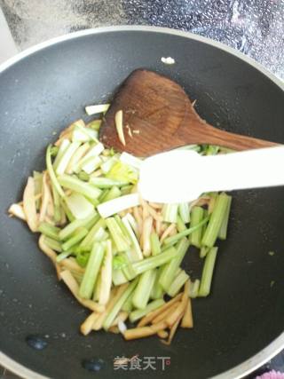 杏鲍菇炒芹菜的做法步骤：10