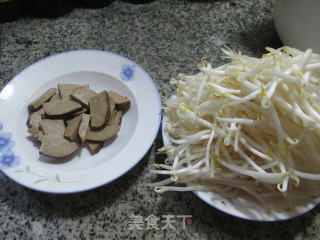 素火腿炒绿豆芽的做法步骤：1