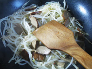 素火腿炒绿豆芽的做法步骤：6