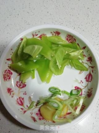 尖椒土豆片的做法步骤：2